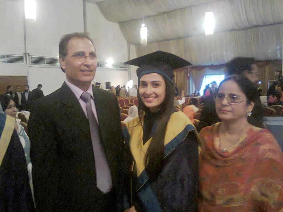 Ayeza-Khan-with-her-Parents