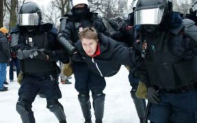 Police-Navalny-people