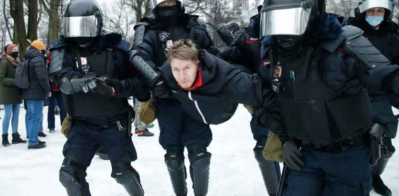 Police-Navalny-people