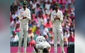 Australia scores 299 runs at half-time, 14 runs behind Pakistan