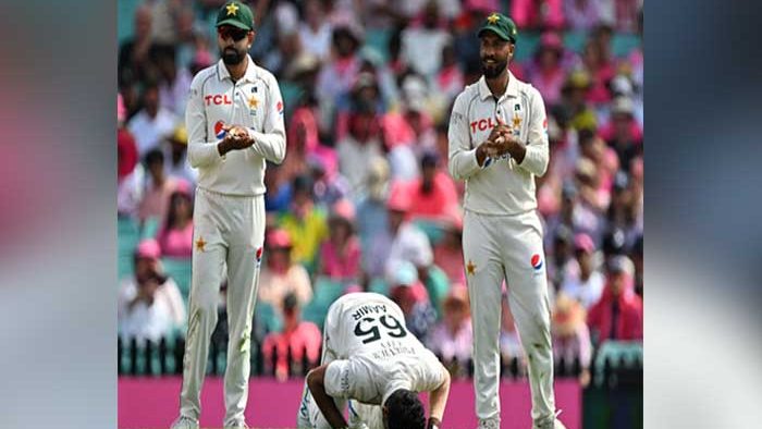 Australia scores 299 runs at half-time, 14 runs behind Pakistan