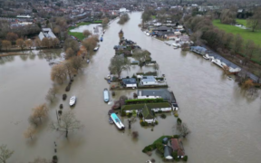 Heavy rain causes major rivers in Britain to overflow, causing floods