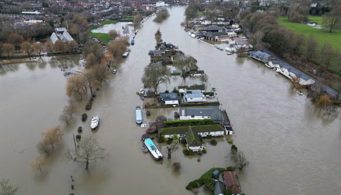 Heavy rain causes major rivers in Britain to overflow, causing floods