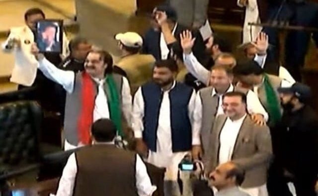 KP Assembly members take an oath; Imran Khan reverses course on the speaker's selection