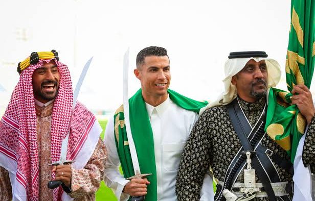 On the anniversary of Saudi Arabia's founding, Cristiano Ronaldo and Karim Benzema dress traditionally.