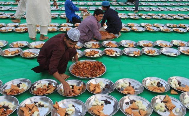 Ahead of Ramadan, Saudi Arabia forbids iftar inside mosques