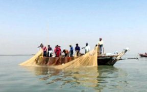 After a boat capsizes close to Thatta, at least 14 fishermen are missing