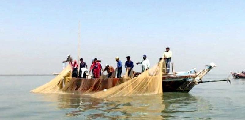 After a boat capsizes close to Thatta, at least 14 fishermen are missing