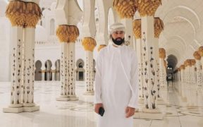 AP Dhillon visits the Sheikh Zayed Grand Mosque wearing a white thobe