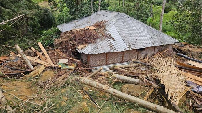 A landslide in a remote community in Papua New Guinea kills almost 2,000 people