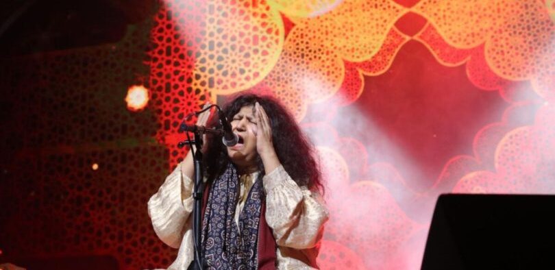 At a live performance, Atif Aslam gave a heartfelt tribute to the legendary Abida Parveen