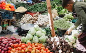 Pakistan Inflation Drops to Single Digits for First Time in Three Years