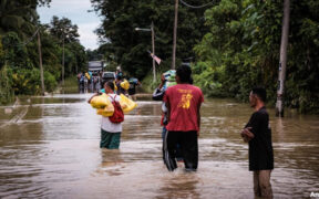 Floods Displace 122K in Malaysia