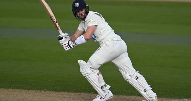 Robinson Replaces Cox in England Squad for New Zealand Test Series