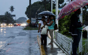 Sri Lanka Floods Force 250,000 to Flee Amid Cyclone Threat