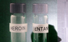 Doctors Urge Naloxone in First Aid Kits